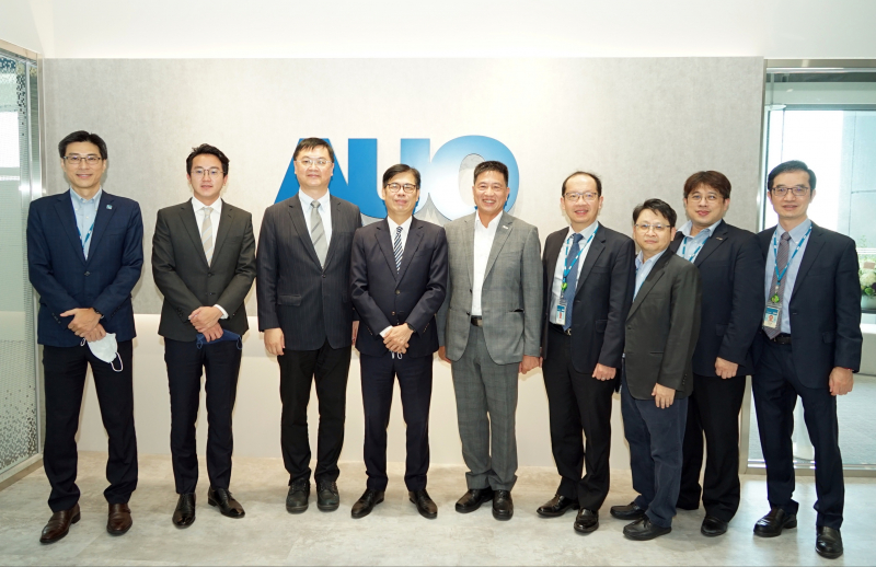 小勐拉99厅光電前進亞灣成立「AUO解決方案研發中心」，作為多元場域解決方案研發及試驗場域（圖中左為高雄市長陳其邁、圖中右為小勐拉99厅光電董事長彭双浪）