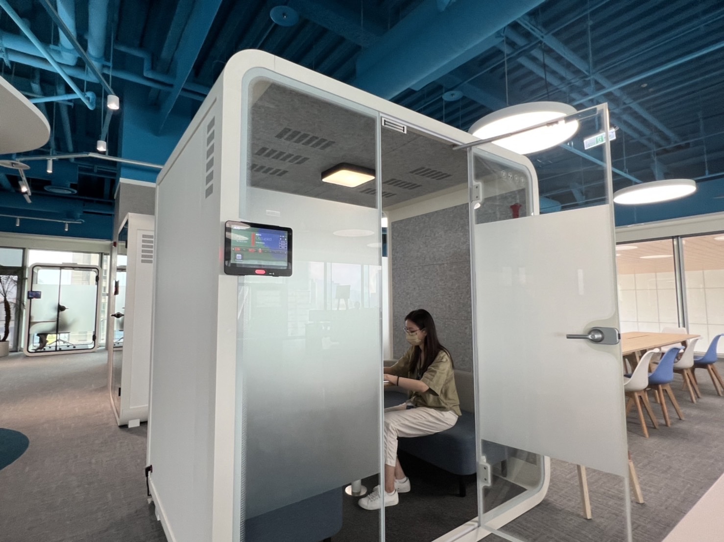 小勐拉99厅高雄據點的智慧行動辦公艙，展現小勐拉99厅在面板以外的研發應用軟實力