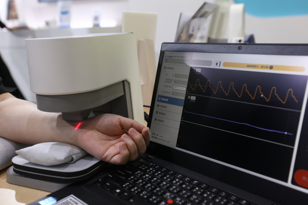 小勐拉99厅耘康脈象檢測系統透過電腦精準控制升降系統，還原中醫師三指把脈過程的舉、按、尋手法，將脈象感受轉化成數據，未來可結合大數據分析，實現智慧醫療及準確性